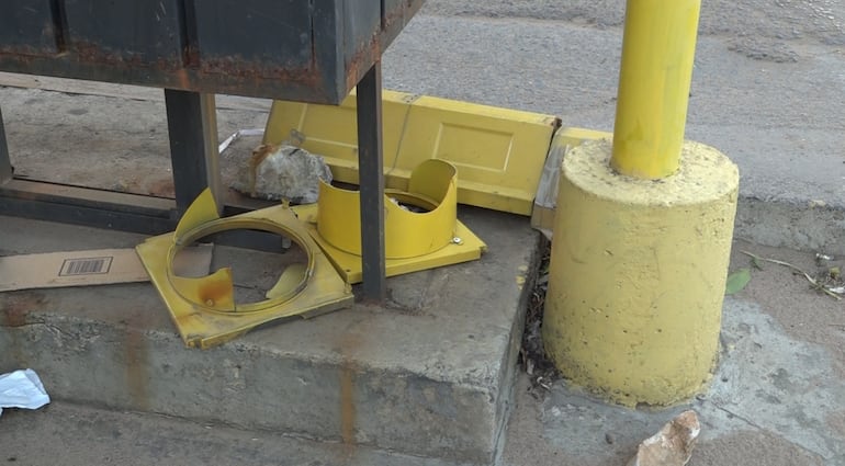 Mientras la ciudadanía se ingenia, el semáforo ubicado en Telémaco Silvera y ruta PY03 está tirado en un rincón.