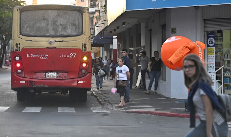 Usuarios del transporte público sufren a diario el pésimo sistema. El viceministro promete una reforma integral a largo plazo.