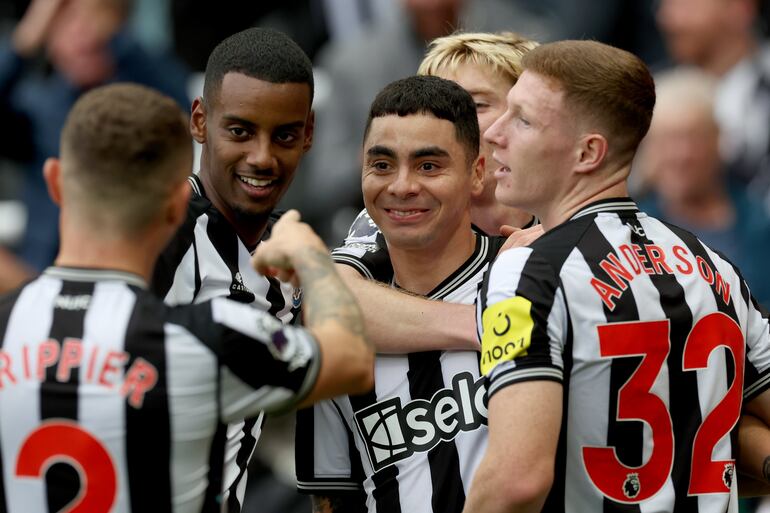 El paraguayo Miguel Almirón (c), jugador del Newcastle, celebra un gol en el partido contra Burnley por la séptima fecha de la Premier League en el estadio St. James' Park, en Newcastle, Inglaterra.