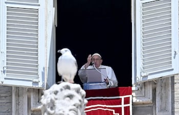 El Papa Francisco bendice a la multitud desde las ventanas del Palacio Apostólico que domina la plaza de San Pedro, durante el rezo del Ángelus dominical en el Vaticano el 30 de junio de 2024.