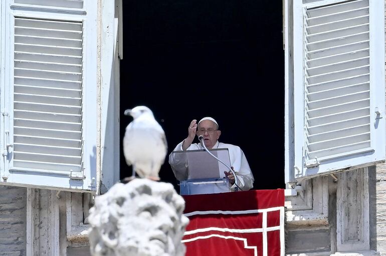 El Papa Francisco bendice a la multitud desde las ventanas del Palacio Apostólico que domina la plaza de San Pedro, durante el rezo del Ángelus dominical en el Vaticano el 30 de junio de 2024.