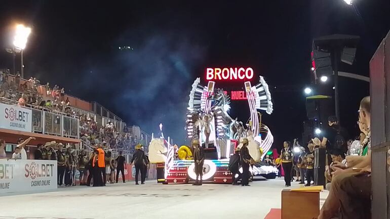 Este sábado se vive una de las noches decisivas del Carnaval 2025 en la ciudad de Encarnación.