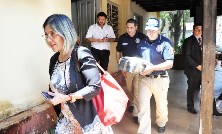 La fiscala Josefina Aghemo  allanó la Comuna del Este. Luego se dio la  imputación.