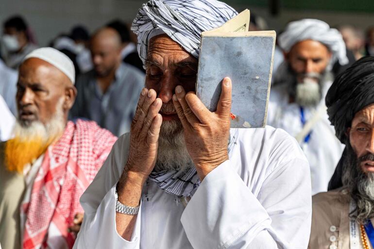 Un hombre reza en la Gran Mezquita de La Meca, en Arabia Saudí, el pasado martes.