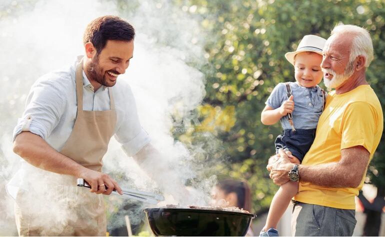 padre haciendo asado