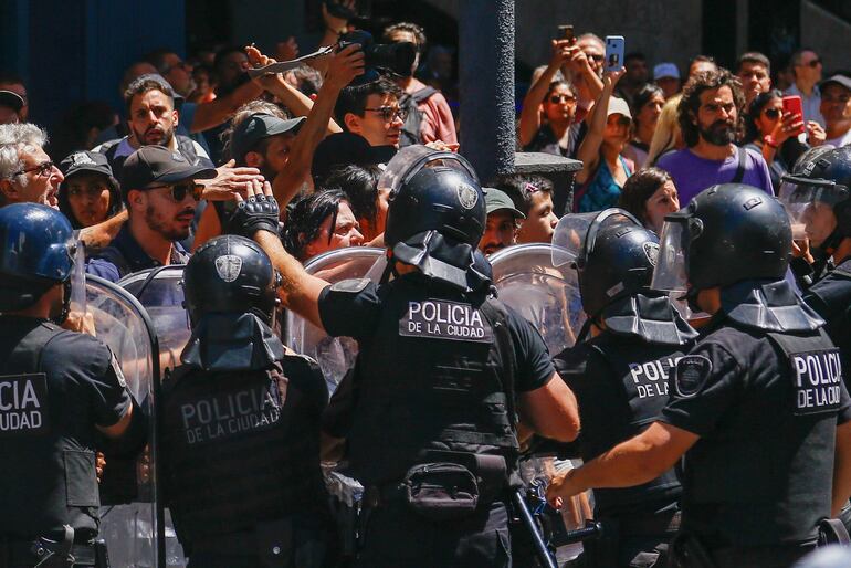 Manifestantes se enfrentan a la policía durante una marcha contra el Gobierno del presidente Javier Milei, en Buenos Aires (Argentina). 