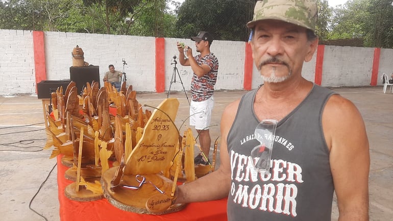 En su "viejo roble", preparo los trofeos para la competencia de pesca en Puerto Antequera