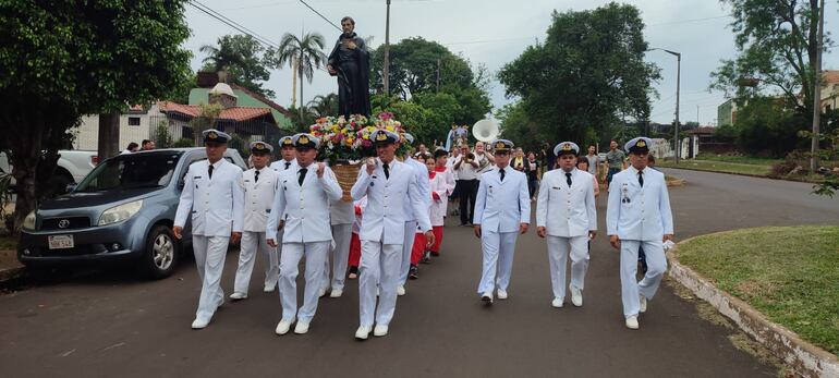 Previo a la habilitación de la muestra se realizó una procesión con la imagen de San Roque González de Santa Cruz, primer santo paraguayo, a hombros de efectivos del Área Naval de Itapúa.