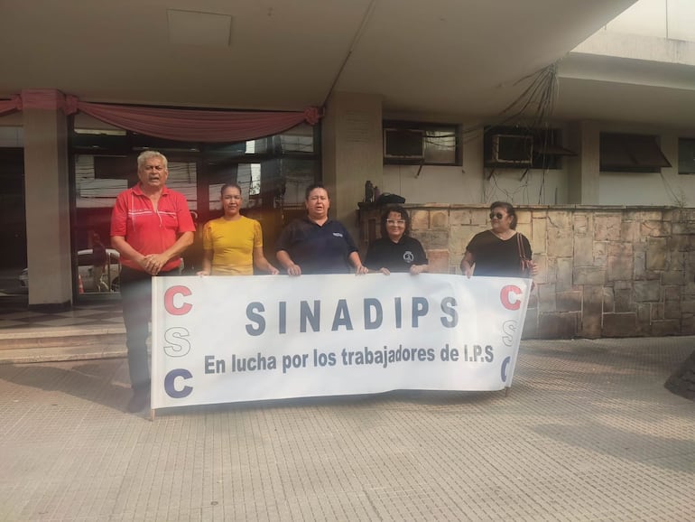 Integrantes de la SINADIPS, protestaron frente a la caja Central del OIPS.