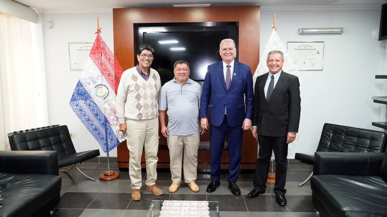 Pulciano Rolón (camisa celeste) junto al fiscal general del Estado, Emiliano Rolón, se habían reunido en la jornada de este martes 9 de setiembre.