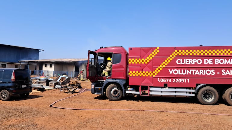 Los bomberos acudieron al auxilio para sofocar las llamas en la casa siniestrada de Tavapy.