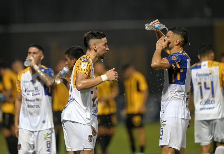 Los jugadores del Sportivo Luqueño en el partido contra Guaraní por la jornada 12 del torneo Clausura 2023 del fútbol paraguayo en el estadio Rogelio Silvino Livieres, en Asunción.