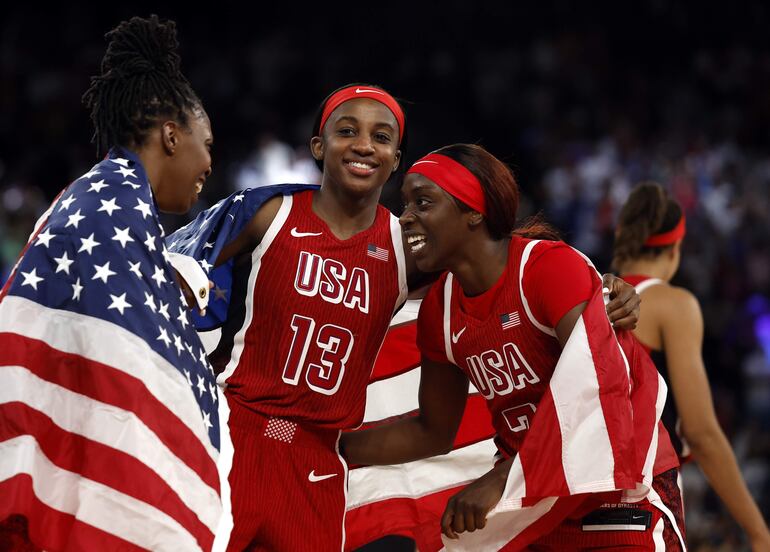 Las jugadoras de Estados Unidos celebran tras conseguir la medalla de oro ante Francia en la Final de Baloncesto femenino de los Juegos Olímpicos de Paris 2024 en el South Paris Arena en París, Francia.