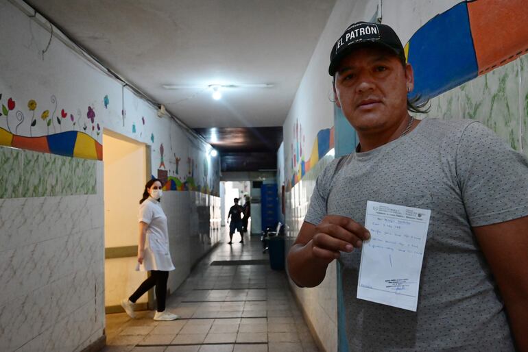 William Esquivel muestra, indignado y con impotencia, el listado de nuevos medicamentos que debe comprar en el Hospital de Barrio Obrero.