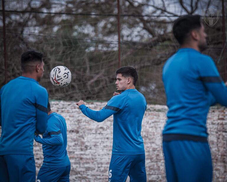 Damián Bobadilla  se alista a cabezear durante los trabajos precompetitivos.