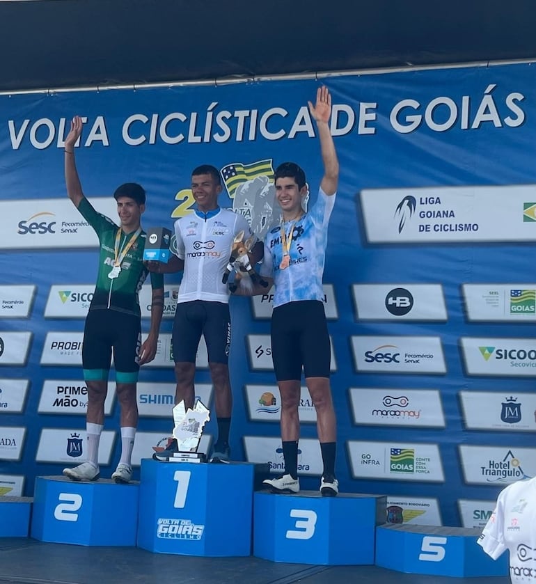 A la izq. Sebastián Acuña (22 años) festeja el segundo lugar en Brasil.