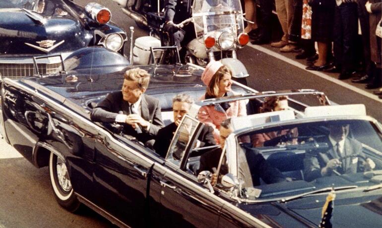 JFK y Jackie Kennedy en un descapotable minutos antes del tiroteo que terminó con la vida del 35º presidente de los Estados Unidos. Archivo