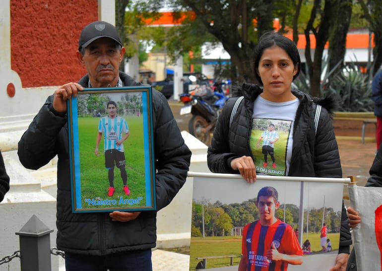 La hermana de la víctima Mariza Ortiz y otro pariente, con la foto de Bernardo.