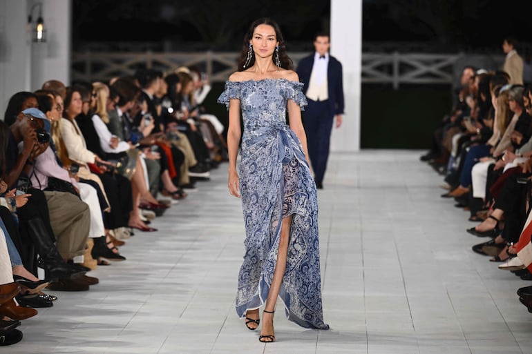 Una modelo camina por la pasarela durante el desfile de la colección Primavera/Verano 2025 de Ralph Lauren en Bridgehampton, Nueva York. La Semana de la Moda de Nueva York muestra hasta el 11 de septiembre más de 60 desfiles de marcas veteranas y emergentes, pero antes hará un inusual alegato político de cara a las elecciones de noviembre en Estados Unidos: hay que salir a votar por la democracia.