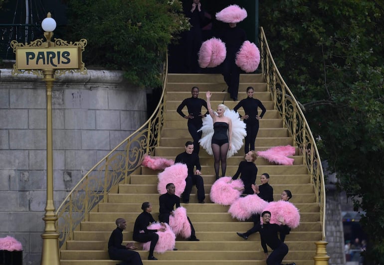 Lady Gaga canta rodeada de sus bailarines en el área del puente de Sully.