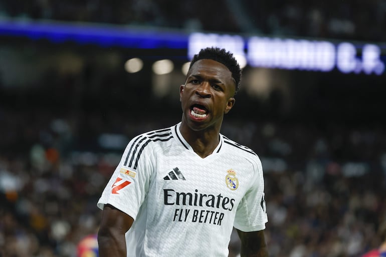 MADRID, 26/10/2024.- El delantero del Real Madrid Vinicius Jr. durante el partido de la jornada 11 de LaLiga EA Sports entre el Real Madrid y el FC Barcelona, este sábado en el estadio Santiago Bernabéu, en Madrid. EFE/ Juanjo Martín
