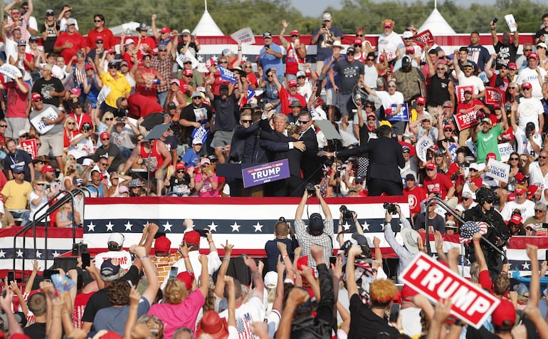 El ex presidente estadounidense Donald Trump es sacado del escenario por el Servicio Secreto tras un incidente durante un mitin de campaña este sábado, en el Butler Farm Show Inc. en Butler, Pensilvania (Estados Unidos).