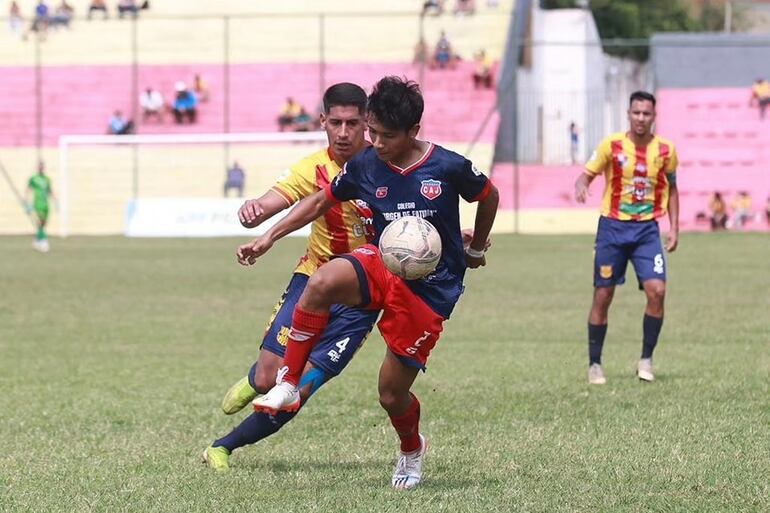 Marcos Achucarro controla el esférico ante la marca de Gerardo Corrales. (Foto: APF)