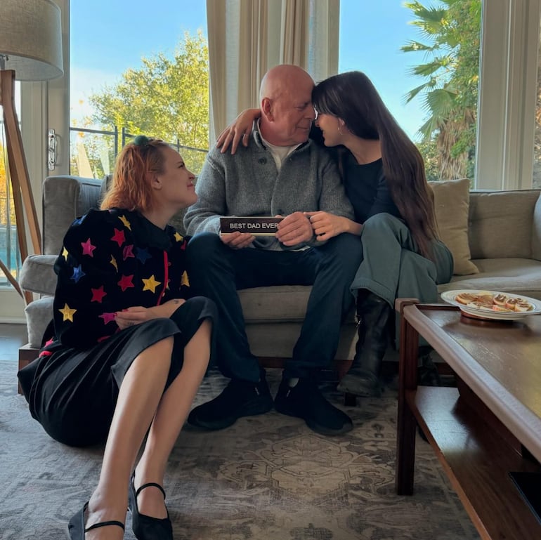 Bruce Willis con sus hijas Tallulah y Scout celebrando el Día de Acción de Gracias.