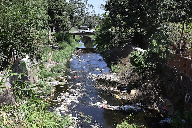 Lleno de desechos se encuentra el arroyo Ferreira, que cruza Asunción en la zona del Bañado Sur.