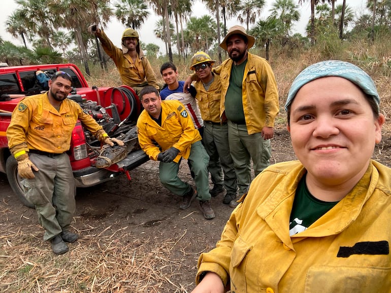 Los bomberos se tomaron una fotografía con el enorme yacaré que rescataron de una zona de incendios y llevaron a tajamar.