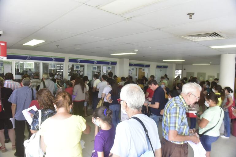 Una gran cantidad de personas en la farmacia del IPS Central.