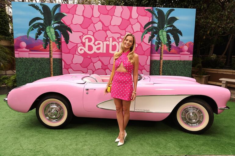 ¡Una Barbie real! Margot Robbie con un vestido rosa con lunares que lleva la firma de Valentino. (Instagram/Barbie The Movie)