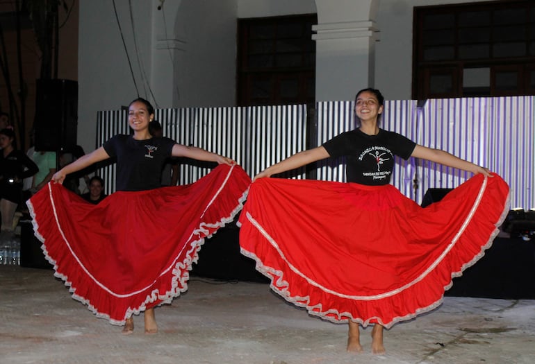 Con presentaciones artísticas exigieron la culminación de la obra de restauración del teatro municipal.