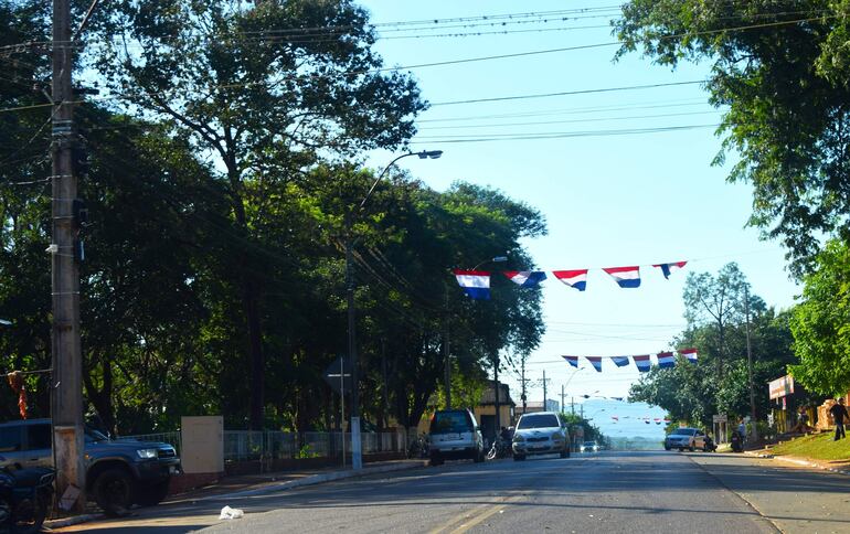 La avenida Coronel Valois Rivarola donde esta mañana se tenía que realizar el tradicional desfile estudiantil por los 241 años de Acahay. Se suspendió el evento y en la ciudad parecía un día normal.