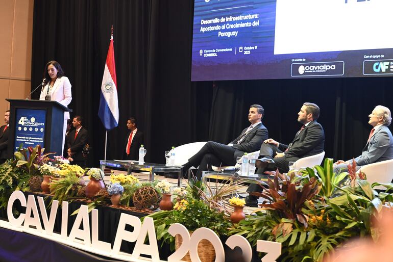 La ministra de Obras Públicas, Claudia Centurión, presentó sus planes al frente de la institución en el Foro de Cavialpa.