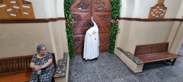 El administrador diocesano, padre Pedro Juan Maidana, durante la apertura de la Santa Puerta, para el inicio del Jubileo.