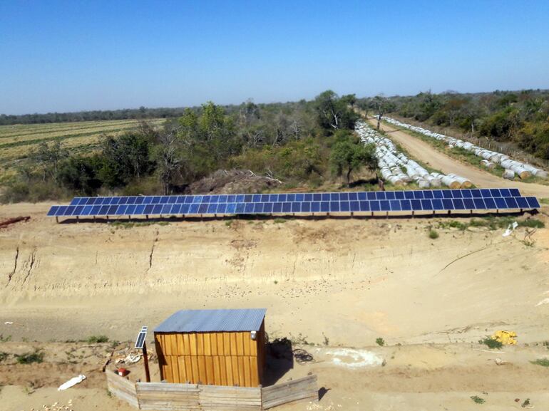 Sistema de bombeo mediante paneles solares en el Chaco.