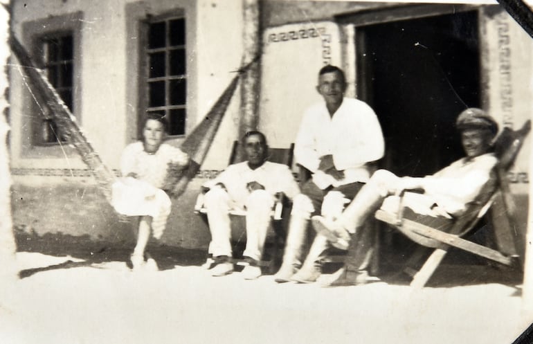 Elena, en la hamaca, junto con su padre C. Gramatchicoff (der.) en Carandayty, durante la desmovilización. Aparecen Boris Frey y C. Ungers Stemberg, también rusos blancos.