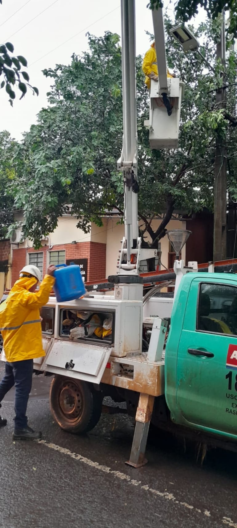 Cuadrilla de la Ande trabajando en inmediaciones del Hospital Regional de Encarnación, que está hace varias horas sin energía eléctrica.