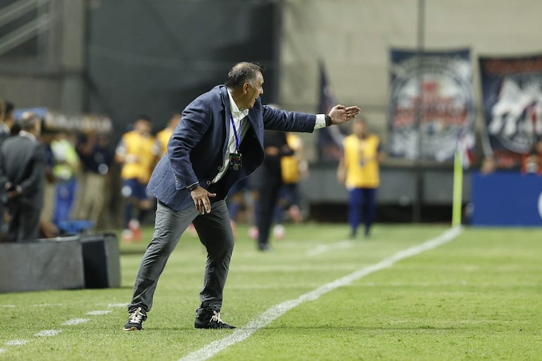 El paraguayo Pedro Sarabia, entrenador de Nacional, en el partido frente a Alianza Lima por la ida de la Fase 1 de la Copa Libertadores 2025 en el estadio Arsenio Erico, en Asunción, Paraguay.