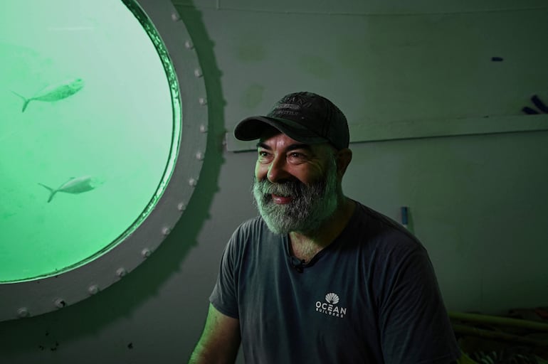 El ingeniero aeroespacial alemán Rudiger Koch, de 59 años, habla durante una entrevista con AFP dentro de una habitación submarina frente a la costa de Puerto Lindo, Panamá.