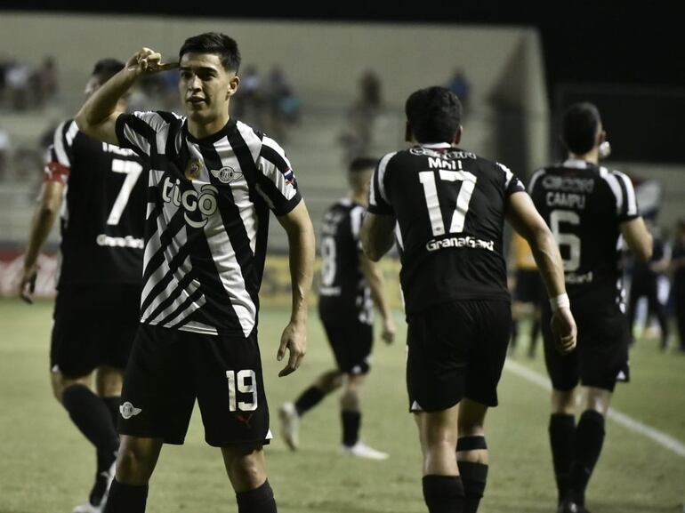 Rubén Lezcano, futbolista de Libertad, festeja un gol en el partido contra Nacional por la fecha 12 del torneo Clausura 2023 del fútbol paraguayo en el estadio Arsenio Erico, en Asunción.