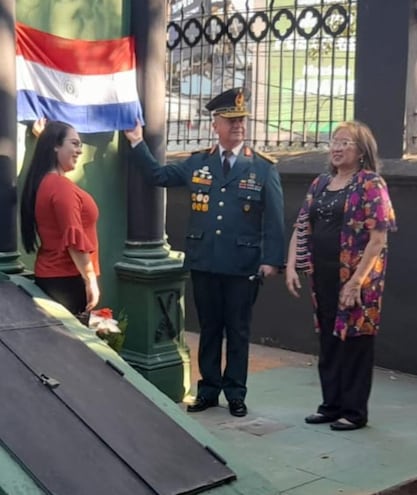 Clara Celenia Zacarias Nuñez, izquierda, el Gral, Damacio López y Carlota Maciel en el momento del descubrimiento de la placa recordatorio al Coronel Maciel.