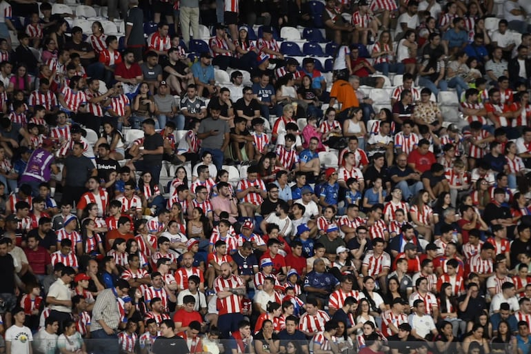 Los hinchas paraguayos en el estadio Defensores del Chaco en la previa del partido frente a Venezuela por las Eliminatorias Sudamericanas 2026.