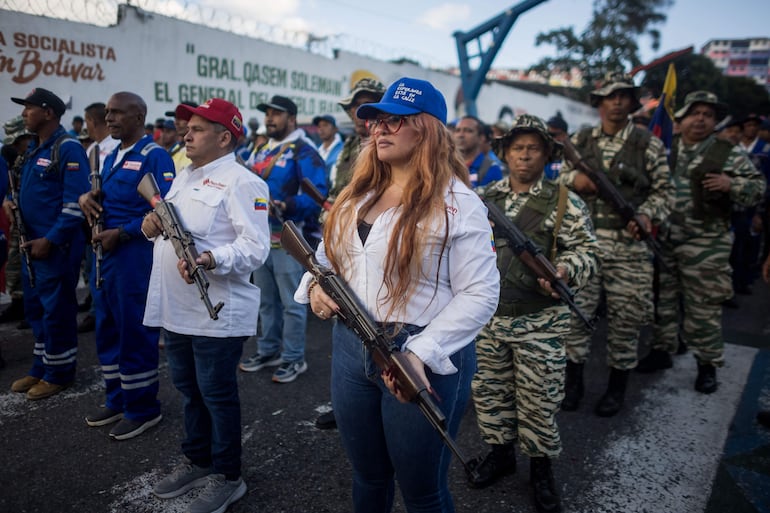 Civiles adeptos al oficialismo participan en un acto de juramentación de milicias bolivarianas, en Caracas (Venezuela).