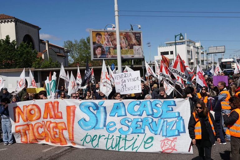 Venecia (Italia), 25/04/2024.- miembros de centros sociales participan en una manifestación en Piazzale Roma contra la introducción de una tarifa de entrada a la ciudad para los excursionistas, en Venecia, noreste de Italia, el 25 de abril de 2024.