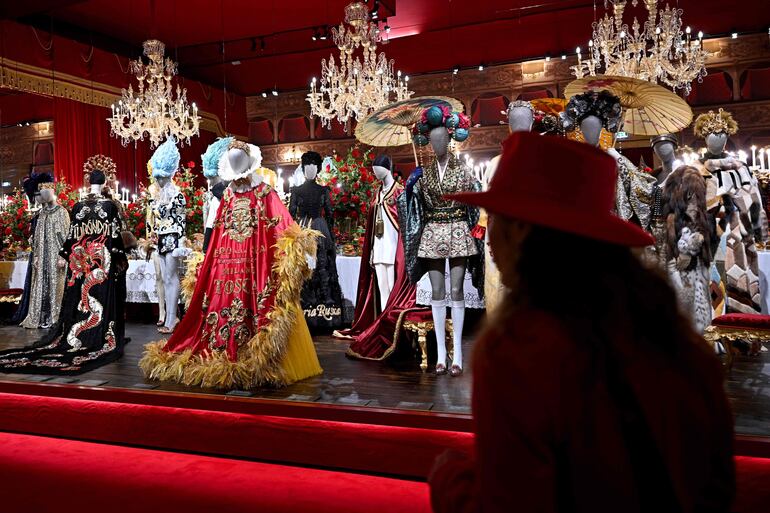 La exposición es una exploración inmersiva en la narrativa detrás de las colecciones de alta costura de Dolce & Gabbana. 