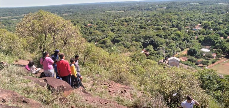 Desde la cima del cerro Yaguarón se puede observar el paisaje que rodea al municipio que lleva el mismo nombre.