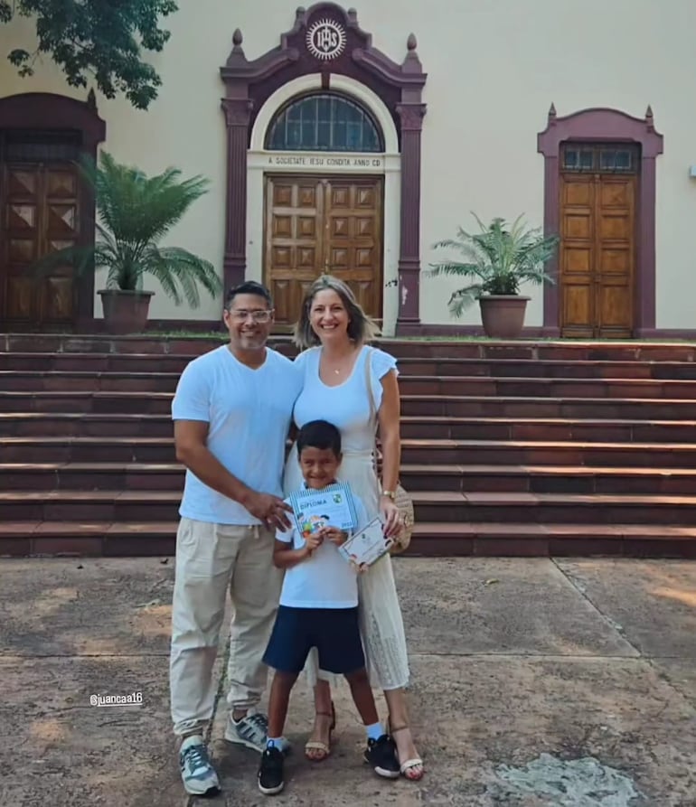 ¡Bella familia! Gi Cassettai y Juan Carlos Álvarez posando felices con el egresadito Juani. (Captura de la historia de Instagram de Gisella Cassettai)