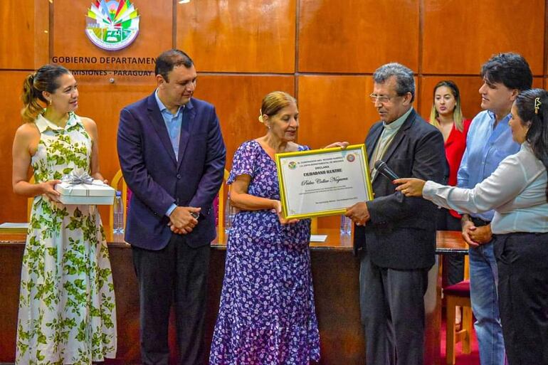 Momento de la entrega del reconocimiento como ciudadano ilustre al Monseñor Pedro Collar por parte de la Pdta. de la Juta departamental Gloria Moreno.